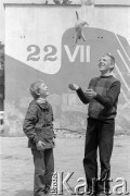 Lata 80., Polska.
Chłopcy z kotem.
Fot. Tomasz Tomaszewski, zbiory Ośrodka KARTA