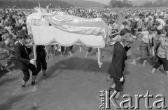 1980, Kalwiaria Pacławska, województwo przemyskie, Polska.
Pielgrzymi z figurą Matko Bożej.
Fot. Tomasz Tomaszewski, zbiory Ośrodka KARTA
