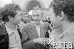 Po 15.09.1989, Warszawa, Polska.
Premier Tadeusz Mazowiecki i Zbigniew Bujak na Placu Saskim. W głębi widać  Grób Nieznanego Żołnierza. 
Fot. Tomasz Tomaszewski, zbiory Ośrodka KARTA