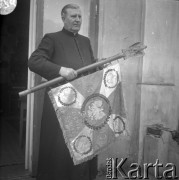 Brak daty, brak miejsca.
Ksiądz major Walenty Ślusarczyk ze sztandarem Zgrupowań Partyzanckich AK 