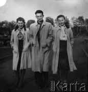 Przed 3.08.1943, brak miejsca.
W środku kapral podchorąży Józef Domagała ps. 