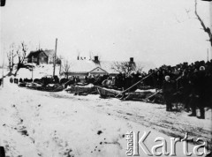 19.03.1945, Nowogródek.
Pogrzeb 11 Sióstr Nazaretanek, które zostały rozstrzelane przez Niemców 1 sierpnia 1943 roku. 19 marca 1945 roku odbyła się ekshumacja i pogrzeb zakonnic.
Fot. NN, kolekcja Cezarego Chlebowskiego, zbiory Ośrodka KARTA