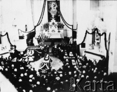 19.03.1945, Nowogródek.
Pogrzeb 11 Sióstr Nazaretanek, które zostały rozstrzelane przez Niemców 1 sierpnia 1943 roku. 19 marca 1945 roku odbyła się ekshumacja i pogrzeb zakonnic. Przywiezienie trumien do kościoła farnego im. Przemienienia Pańskiego.
Fot. NN, kolekcja Cezarego Chlebowskiego, zbiory Ośrodka KARTA