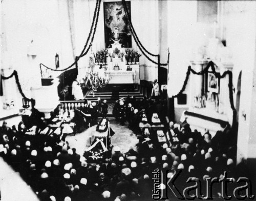 19.03.1945, Nowogródek.
Pogrzeb 11 Sióstr Nazaretanek, które zostały rozstrzelane przez Niemców 1 sierpnia 1943 roku. 19 marca 1945 roku odbyła się ekshumacja i pogrzeb zakonnic. Przywiezienie trumien do kościoła farnego im. Przemienienia Pańskiego.
Fot. NN, kolekcja Cezarego Chlebowskiego, zbiory Ośrodka KARTA