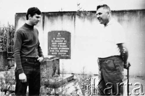 Po 1945, Wiersze, Puszcza Kampinoska.
Mężczyźni przy grobie 54 żołnierzy Grupy 