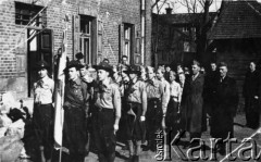 3.05.1940, Dyneburg, Łotwa.
35 Drużyna Harcerska na podwórku Domu Polskiego. Od lewej: Stanisław Bieluń, przy sztandarze Stanisław Gomanowicz, Witold Ham, Edward Rurarz (w kapeluszu), Henryk Kałbionok, między Rurarzem a Kałbionkiem Stanisław Grzybowski; 4. od prawej drużynowy Jan Mikułarz, (za Gomanowiczem Kraukus).
Fot. NN, kolekcja Cezarego Chlebowskiego, zbiory Ośrodka KARTA