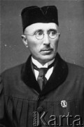 Przed 1939, Dyneburg, Łotwa.
Jan Wierzbicki, adwokat, poseł w Sejmie Łotewskim z ramienia Związku Polaków, ojciec żołnierza Armii Krajowej Wiktora Wierzbickiego.
Fot. NN, kolekcja Cezarego Chlebowskiego, zbiory Ośrodka KARTA