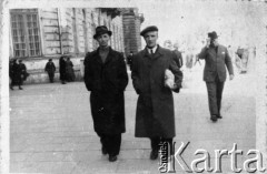 Brak daty, brak miejsca.
Mężczyźni na ulicy.
Fot. NN, kolekcja Cezarego Chlebowskiego, zbiory Ośrodka KARTA