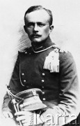 Ok. 1920, brak miejsca.
Adam Remigiusz Grocholski, oficer Wojska Polskiego, adiutant Ministra Spraw Wojskowych Józefa Piłsudskiego, w czasie II wojny światowej w Związku Walki Zbrojnej/Armii Krajowej, m.in. jako drugi komendant 