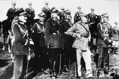 Ok. 1930, Polska.
Marszałek Józef Piłsudski (w jasnym mundurze) w otoczeniu oficerów Wojska Polskiego. Za J. Piłsudskim gen. Gustaw Orlicz-Dreszer i gen. Adam Remigiusz Grocholski.
Fot. NN, kolekcja Cezarego Chlebowskiego, zbiory Ośrodka KARTA
