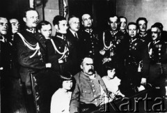 Ok. 1926, Polska.
Marszałek Józef Piłsudski z córkami (Wandą i Jadwigą) w otoczeniu oficerów Wojska Polskiego, 3. z lewej Adam Remigiusz Grocholski.
Fot. NN, kolekcja Cezarego Chlebowskiego, zbiory Ośrodka KARTA