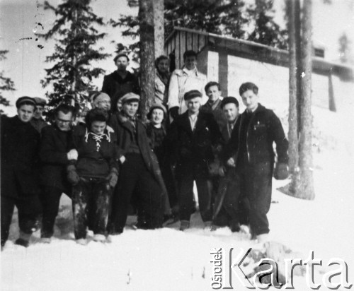 Brak daty, Myślenickie Turnie (?), Tatry.
Grupa osób na nartach.
Fot. NN, kolekcja Cezarego Chlebowskiego, zbiory Ośrodka KARTA