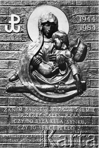 Po 1984, Doylestown, stan Pensylwania, USA.
Tablica pamiątkowa w Narodowym Sanktuarium Matki Bożej Częstochowskiej ufundowana przez Koło Byłych Żołnierzy Armii Krajowej w związku z 40. rocznicą wybuchu powstania warszawskiego. 
Fot. NN, kolekcja Cezarego Chlebowskiego, zbiory Ośrodka KARTA