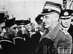 11.03.1941, brak miejsca.
Naczelny Wódz polskich Sił Zbrojnych generał Władysław Sikorski rozmawia z załogą ORP Piorun, 1. z prawej kontradmirał Jerzy Świrski.
Fot. NN, kolekcja Cezarego Chlebowskiego, zbiory Ośrodka KARTA