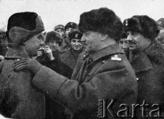 Grudzień 1941, Tockoje, ZSRR.
Naczelny Wódz Polskich Sił Zbrojnych gen. Władysław Sikorski wizytuje Polskie Siły Zbrojne w ZSRR, za nim gen. Władysław Anders.
Fot. NN, kolekcja Cezarego Chlebowskiego, zbiory Ośrodka KARTA