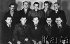 Lata 40., brak miejsca.
Grupa żołnierzy siedleckiego Kedywu, później 22 Pułku Piechoty Armii Krajowej.
Fot. NN, kolekcja Cezarego Chlebowskiego, zbiory Ośrodka KARTA