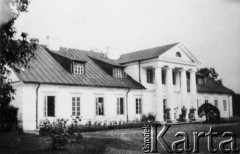 Brak daty, Mały Możejków koło Szczuczyna (dzisiejsza Białoruś).
Klasycystyczny dwór Romerów.
Fot. NN, kolekcja Cezarego Chlebowskiego, zbiory Ośrodka KARTA