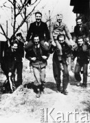 5.04.1941, Końskie, dystrykt radomski, Generalne Gubernatorstwo.
Grupa członków ruchu oporu AK; idą: Zygmunt Wyrwicz ps. 