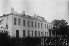 1966, Szczuczyn, Białoruska SRR, Związek Radziecki.
Budynek gimnazjum.
Fot. NN, kolekcja Cezarego Chlebowskiego, zbiory Ośrodka KARTA