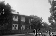 1966, Szczuczyn, Białoruska SRR, Związek Radziecki.
Siedziba niemieckiego posterunku leśnego tzw. Forstschutz w 1944 roku. 
Fot. NN, kolekcja Cezarego Chlebowskiego, zbiory Ośrodka KARTA