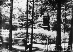 Po 1946, Katyń, Smoleńska obł., ZSRR.
Pomnik poświęcony pamięci ofiar Katynia, postawiony prawdopodobnie w roku 1946 r. kilkaset metrów od faktycznego miejsca zbrodni.
Fot. NN, kolekcja Cezarego Chlebowskiego, zbiory Ośrodka KARTA