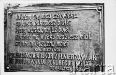 Brak daty, brak miejsca.
Tablica poświęcona żołnierzom ze Świętokrzyskich Zgrupować Armii Krajowej poległym 28 października 1943 roku podczas niemieckiej obławy.
Fot. NN, kolekcja Cezarego Chlebowskiego, zbiory Ośrodka KARTA