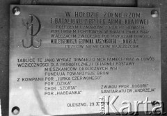 Po 29.10.1978, Oleszno koło Włoszczowej, Polska.
Tablica poświęcona żołnierzom I batalionu 2 Pułku Piechoty Legionów Armii Krajowej, poległych i zmarłych na skutek ran po bitwach pod Lipnem i Chotowem w dniach 29 i 30 października 1944 roku. 
Fot. NN, kolekcja Cezarego Chlebowskiego, zbiory Ośrodka KARTA