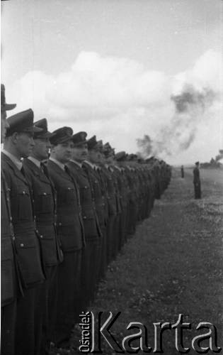 01.07.1945, Faldingworth, Wielka Brytania. 
Lotnicy 300 Dywizjonu w oczekiwaniu na inspekcję stacji przez dowództwo Polskich Sił Powietrznych z okazji święta 5-lecia jednostki. 
Fot. Zenon Brejwo, zbiory Ośrodka KARTA