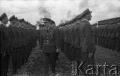 01.07.1945, Faldingworth, Wielka Brytania. 
Dowódca 1 Grupy Bombowej RAF Air Vice-Marshal Robert Blucke wizytuje lotników 300 Dywizjonu. Zwraca uwagę polska odznaka pilota i odznaka 300 Dywizjonu na jego mundurze.
Fot. Zenon Brejwo, zbiory Ośrodka KARTA