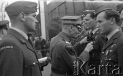 01.07.1943, Hemswell, Wielka Brytania. 
Minister Obrony Narodowej gen. Marian Kukiel dekoruje lotników podczas obchodów 3 rocznicy powstania 300 Dywizjonu. Pierwszy z lewej, ówczesny dowódca jednostki, mjr pilot Marian Kucharski.
Fot. Zenon Brejwo, zbiory Ośrodka KARTA