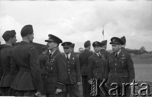 01.07.1945, Faldingworth, Wielka Brytania. 
Święto 300 Dywizjonu. Na pierwszym planie, dowódca 1 Grupy Bombowej RAF Air Vice-Marshal Robert Blucke. Pierwszy z prawej – dowódca jednostki mjr pilot Bolesław Jarkowski. Na lewo od niego dowódca Eskadry A - kpt. pilot Marian Kostuch i dowódca Eskadry B - kpt. pilot Tadeusz Wierzbowski.
Fot. Zenon Brejwo, zbiory Ośrodka KARTA