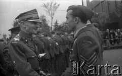 01.07.1943, Hemswell, Wielka Brytania. 
Minister Obrony Narodowej gen. Marian Kukiel w trakcie wręczania Orderów Virtuti Militari lotnikom dywizjonów: 300, 301 i 305.
Fot. Zenon Brejwo, zbiory Ośrodka KARTA