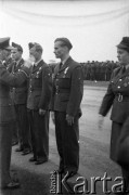 01.07.1945, Faldingworth, Wielka Brytania. 
Święto 300 Dywizjonu. Dowódca 1 Grupy Bombowej RAF Air Vice-Marshal Robert Blucke wizytuje polskich lotników. Pierwsza z prawej prawdopodobnie Stefania Bildziuk ochotniczka WAAF (Pomocniczej Lotniczej Służby Kobiet) odznaczona Brązowym Krzyżem Zasługi.
Fot. Zenon Brejwo, zbiory Ośrodka KARTA