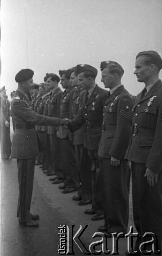 01.07.1945, Faldingworth, Wielka Brytania. 
Święto 300 Dywizjonu. Naczelny Wódz gen. Tadeusz Bór-Komorowski składa gratuluje lotnikom po ceremonii wręczenia Krzyży Walecznych.
Fot. Zenon Brejwo, zbiory Ośrodka KARTA