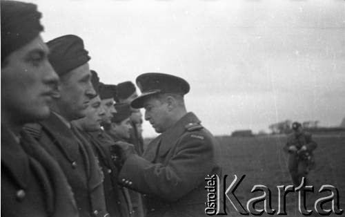 1943-1946, Wielka Brytania. 
Dekoracja lotników Orderami Virtuti Militari przez gen. Mateusza Iżyckiego, dowódcę Polskich Sił Powietrznych.
Fot. Zenon Brejwo, zbiory Ośrodka KARTA