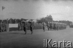 01.07.1945, Faldingworth, Wielka Brytania. 
Święto 300 Dywizjonu. Pododdział lotników dywizjonu prowadzony przez dowódcę - mjr pil. Bolesława Jarkowskiego defiluje przed dowódcą Polskich Sił Powietrznych gen. Mateuszem Iżyckim
Fot. Zenon Brejwo, zbiory Ośrodka KARTA