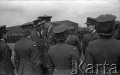 01.07.1945, Faldingworth, Wielka Brytania. 
Dowódca 1 Grupy Bombowej RAF Air Vice-Marshal Robert Blucke podczas inspekcji oddziału polskich ochotniczek WAAF (Pomocniczej Lotniczej Służby Kobiet) w trakcie obchodów święta 300 Dywizjonu. Po jego lewej stronie – dowódca Stacji Faldingworth ppłk. pilot Robert Beill. Z prawej prawdopodobnie Section Officer Alicja Włyńska-Kaliniecka, oficer wywiadowczy 300 Dywizjonu.
Fot. Zenon Brejwo, zbiory Ośrodka KARTA