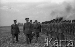 01.07.1945, Faldingworth, Wielka Brytania. 
Dowódca 1 Grupy Bombowej RAF Air Vice-Marshal Robert Blucke podczas inspekcji oddziału polskich ochotniczek WAAF (Pomocniczej Lotniczej Służby Kobiet) w trakcie obchodów święta 300 Dywizjonu. Po jego lewej stronie – dowódca Stacji Faldingworth ppłk. pilot Robert Beill. Z prawej prawdopodobnie Section Officer Alicja Włyńska-Kaliniecka, oficer wywiadowczy 300 Dywizjonu.
Fot. Zenon Brejwo, zbiory Ośrodka KARTA