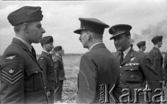 01.07.1945, Faldingworth, Wielka Brytania. 
Dowódca 1 Grupy Bombowej RAF Air Vice-Marshal Robert Blucke w trakcie obchodów święta 300 Dywizjonu. Po jego prawej  stronie – dowódca Stacji Faldingworth ppłk. pilot Robert Beill.
Fot. Zenon Brejwo, zbiory Ośrodka KARTA