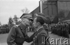 01.07.1943, Hemswell, Wielka Brytania.
Minister Obrony Narodowej gen. Marian Kukiel w trakcie wręczania Orderów Virtuti Militari lotnikom dywizjonów: 300, 301 i 305.
Fot. Zenon Brejwo, zbiory Ośrodka KARTA