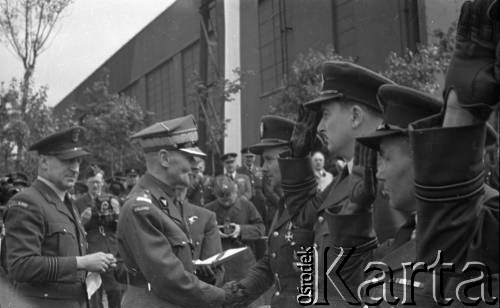 01.07.1943, Hemswell, Wielka Brytania.
Minister Obrony Narodowej gen. Marian Kukiel w trakcie wręczania Orderów Virtuti Militari lotnikom dywizjonów: 300, 301 i 305. Drugi od prawej por. pilot Roman Stadmüller. Pierwszy z lewej – kpt pilot Władysław Nowak.
Fot. Zenon Brejwo, zbiory Ośrodka KARTA