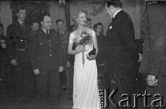 31.12.1943, Ingham, Wielka Brytania. 
Zabawa sylwestrowa zorganizowana przez lotników z 300 Dywizjonu. Na pierwszym planie z lewej strony – mjr nawigator Zygmunt Żółciński. Drugi od prawej strony kpt. Alan C. Graham, członek brytyjskiego parlamentu, przewodniczący brytyjsko polskiej komisji parlamentarnej.
Fot. Zenon Brejwo, zbiory Ośrodka KARTA