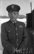 1943, Ingham, Wielka Brytania. 
Niezidentyfikowany podporucznik z odznaką lotniczego personelu medycznego na mundurze. Zwracają uwagę nieregulaminowe umieszczenie odznak personelu medycznego RAF na rękawach zamiast na klapach munduru.
Fot. Zenon Brejwo, zbiory Ośrodka KARTA