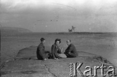 1943-1946, Wielka Brytania. 
Sanitariusz ze Stacji Faldingworth, sierżant Zenon Brejwo (z prawej) wypoczywający nad morzem z kolegą i prawdopodobnie z małżonką, kpr. Heleną Brejwo - ochotniczką WAAF (Pomocniczej Lotniczej Służby Kobiet).
Fot. NN, zbiory Ośrodka KARTA