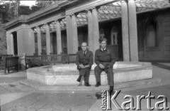 1943-1946, Wielka Brytania.
Sanitariusz ze Stacji Faldingworth, sierżant Zenon Brejwo (z lewej) wraz z kolegą z personelu latającego na wycieczce.
Fot. NN, zbiory Ośrodka KARTA
