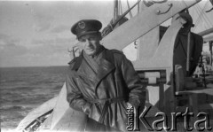 1943-1946, Wielka Brytania. 
Niezidentyfikowany lotnik Polskich Sił Powietrznych pozuje do zdjęcia na łodzi wycieczkowej.
Fot. Zenon Brejwo, zbiory Ośrodka KARTA