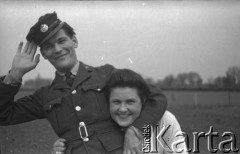 1943-1946, Wielka Brytania. 
Niezidentyfikowany lotnik z personelu medycznego Polskich Sił Powietrznych pozuje do zdjęcia z ochotniczką WAAF (Pomocniczej Lotniczej Służby Kobiet).
Fot. Zenon Brejwo, zbiory Ośrodka KARTA