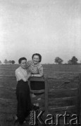 1943-1946, Wielka Brytania. 
Prawdopodobnie ochotniczki WAAF (Pomocniczej Lotniczej Służby Kobiet) pozujące na łonie natury.
Fot. Zenon Brejwo, zbiory Ośrodka KARTA