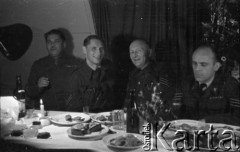 1944-1946, Faldingworth, Wielka Brytania. 
Kolacja wigilijna. Pierwszy z prawej – sanitariusz sierżant Zenon Brejwo.
Fot. NN, zbiory Ośrodka KARTA