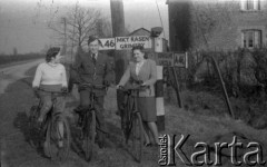 1943-1946, Wielka Brytania. 
Niezidentyfikowany polski lotnik z personelu naziemnego Polskich Sił Powietrznych z dwiema towarzyszkami na wycieczce rowerowej.
Fot. Zenon Brejwo, zbiory Ośrodka KARTA